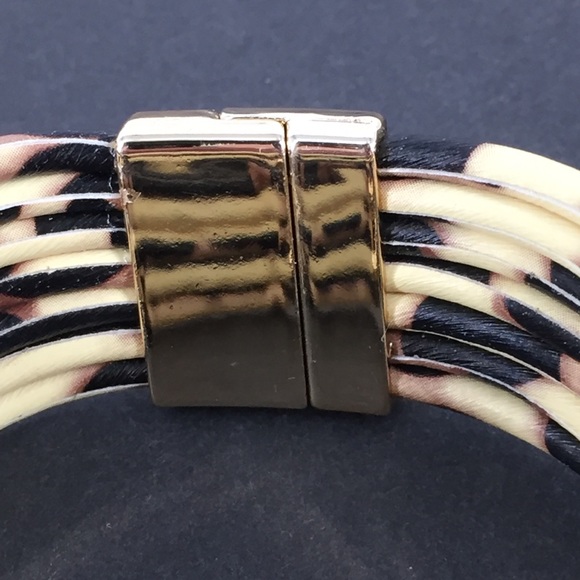 3/$21 Leopard Multi-layer Leather Magnetic Bracelet - Picture 4 of 7